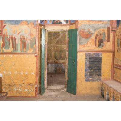 Василий приходит в монастырь и рассказывает о кладе (нижняя левая композиция)